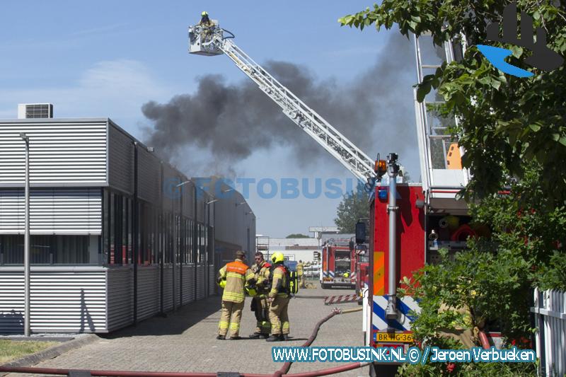 Grote brand bij bedrijf aan de Merwedeweg in Zwijndrecht