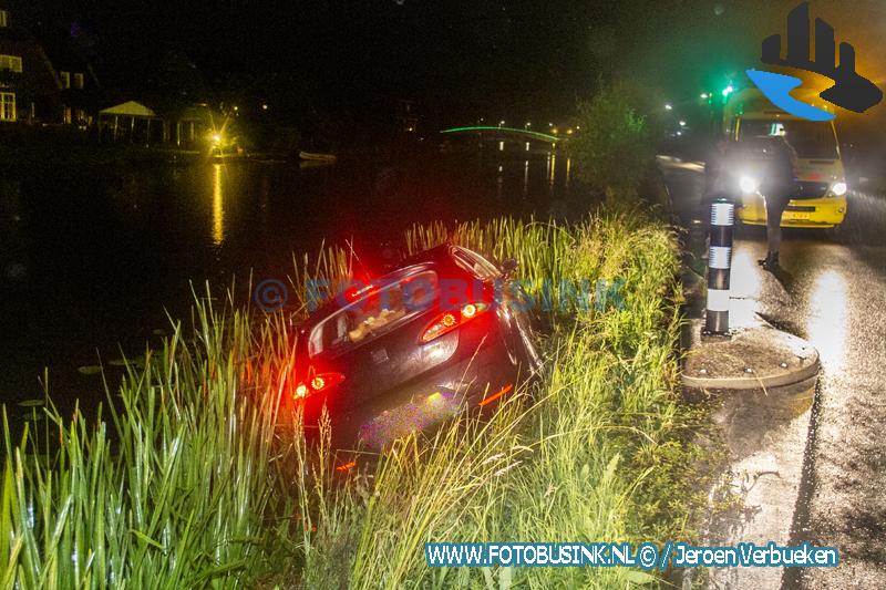 Hulpdiensten opgeroepen voor auto te water aan de Kerkstraat in Bleskensgraaf