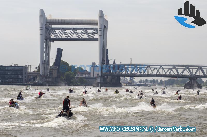 Meer dan honderd waterscooters doen mee aan rondje Dordrecht tijdens ride-out 2021