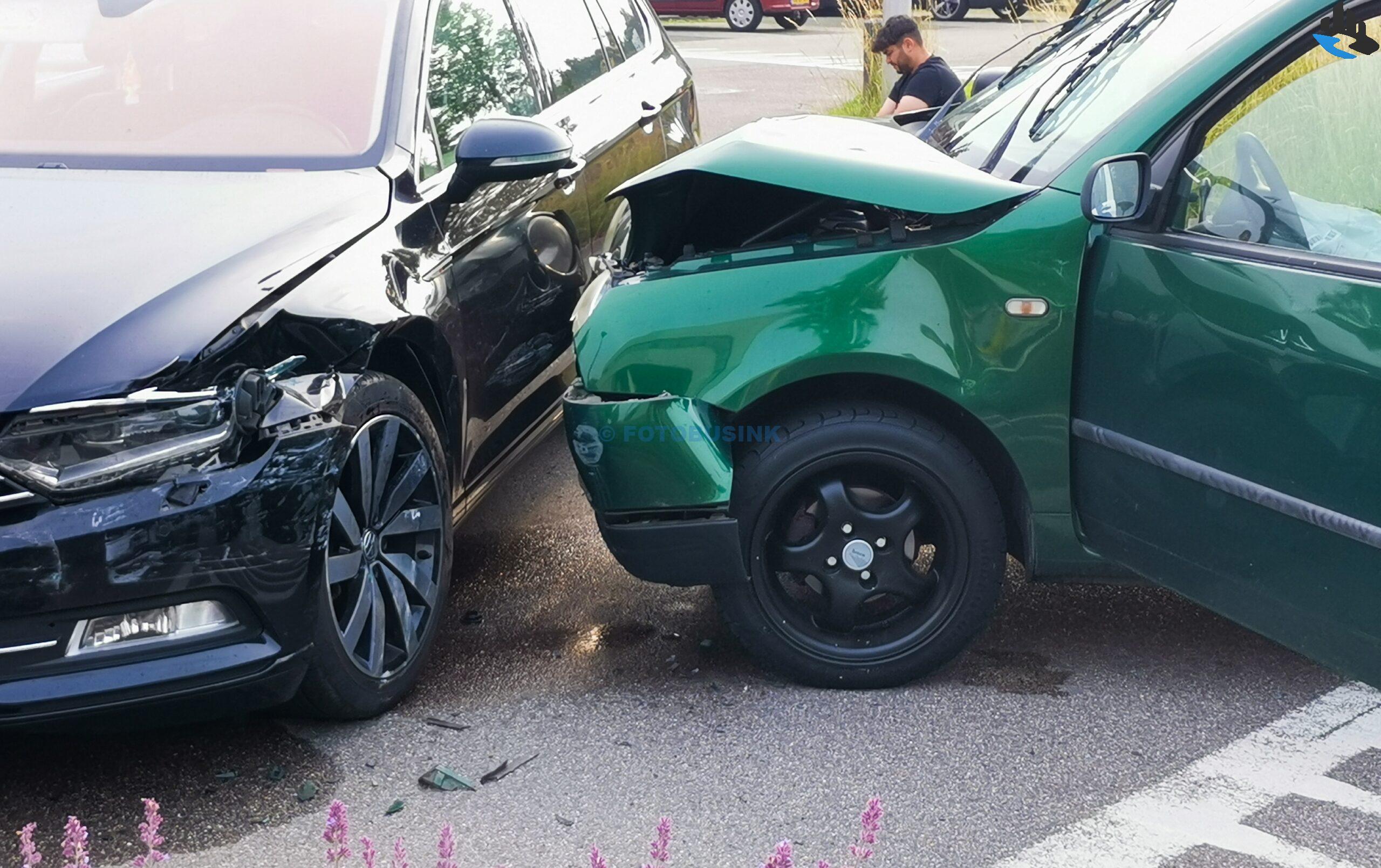 Auto's botsen op kruising Middellijn in Zwijndrecht