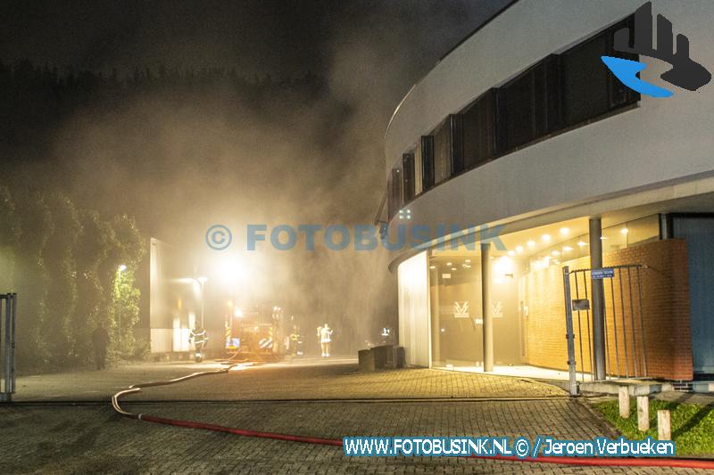 Brandweer maakt middelbrand voor brand aan de Molenvliet in Zwijndrecht