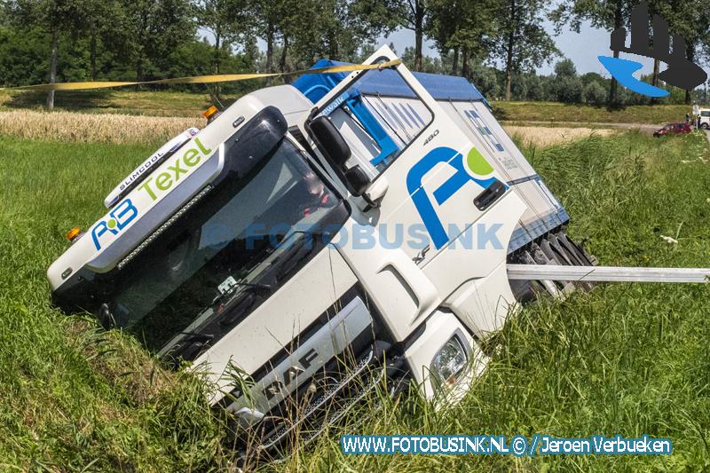 Vrachtwagen rijdt in greppel aan de Meeuwenseweg in Dordrecht