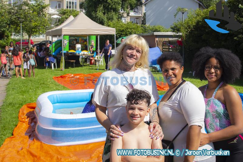Gezellig straatfeestje aan de Dordtse Fuutstraat