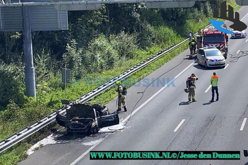 Auto verwoest door brand op de Rijksweg A15.