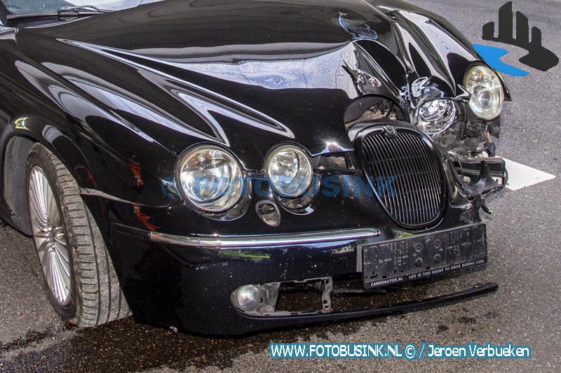 Auto klapt op lantaarnpaal afrit N3 Dordrecht Bestuurder mee naar bureau