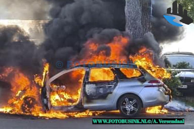 Auto verwoest door brand aan de Rijksstraatweg in Dordrecht