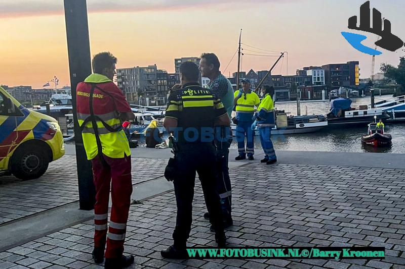 Hulpdiensten opgeroepen voor persoon te water aan de Lijnbaan in Dordrecht