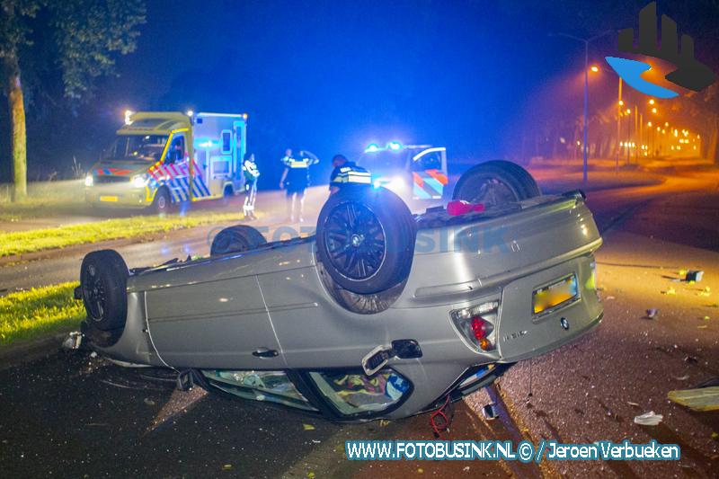 Auto klapt op lantaarnpaal en slaat over de kop aan de Kennedylaan in Papendrecht