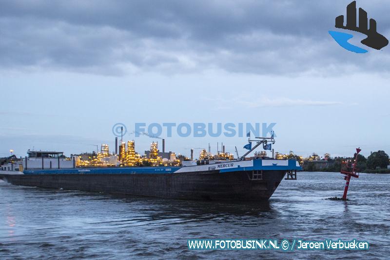 Binnenvaartschip vast op krib op de Beneden Merwede bij Papendrecht