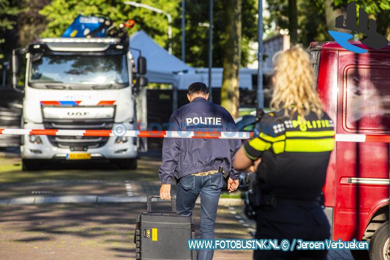 Groot onderzoek na aantreffen mogelijk stoffelijk overschot in auto aan de Aalbersestraat in Dordrecht
