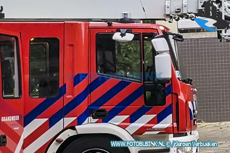 Brandweerlieden in actie voor kat in nood aan de Hooftstraat in Dordrecht