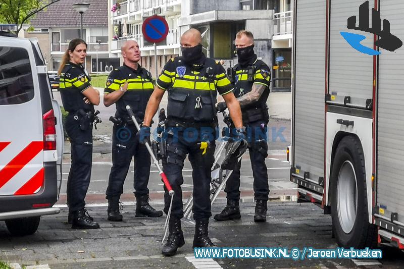 Hondengeleiders van de politie halen hond uit woning na brand aan de Blaauwweg in Dordrecht