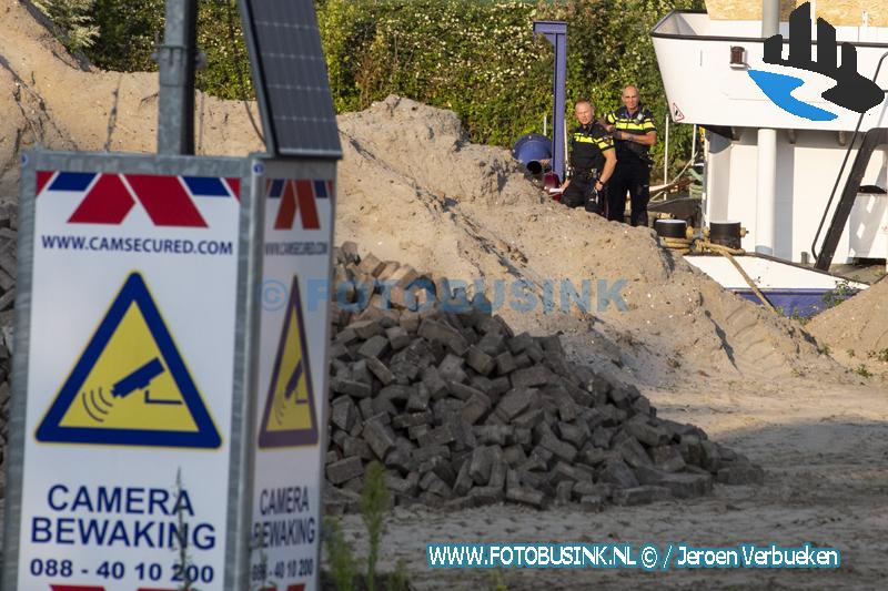 Zoektocht naar drugs op schip aan de Veersedijk in Hendrik-Ido-Ambacht