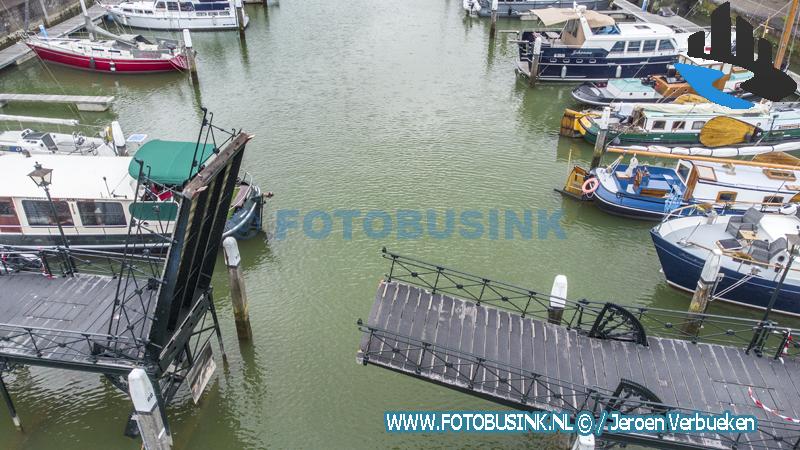 Deel van Lange IJzeren Brug in binnenstad van Dordrecht valt naar beneden