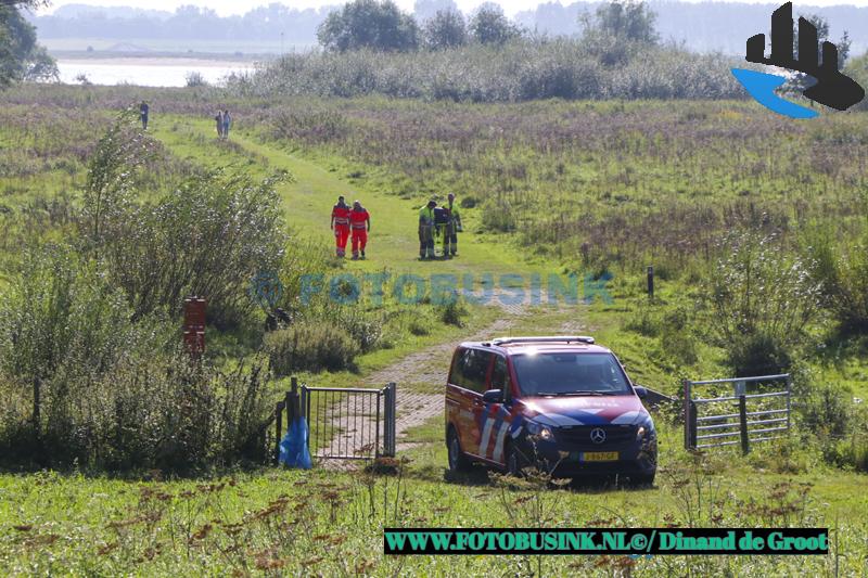 Hulpdiensten massaal opgeroepen voor persoon te water aan de Waaldijk in Vuren
