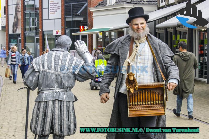 Levende standbeelden aan de Kerkbuurt in Sliedrecht