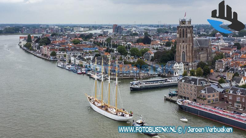 Viermaster de Santa Maria Manuela passeert Dordrecht