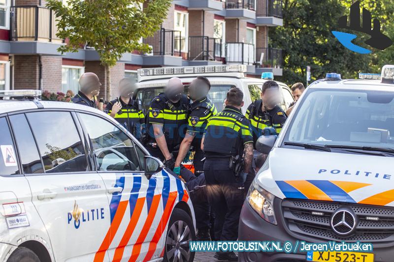 Agenten overmeesteren in Dordrecht een man met een groot mes