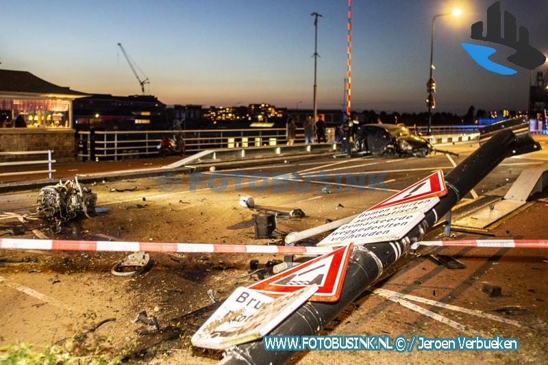 Auto crasht op Prins Hendrikbrug in Dordrecht