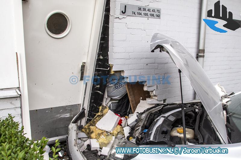 Auto ramt wooncomplex aan de Eisingahof in Dordrecht