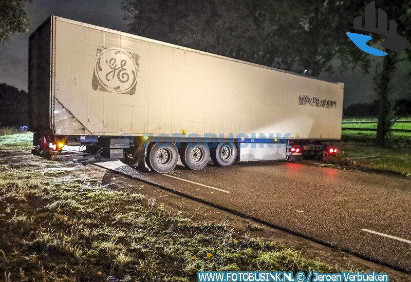 Vrachtwagen vast op de Laan van Nieuw Groenhove in Dordrecht