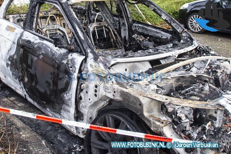 Auto verwoest door brand aan de Nagtegaalplaats in Dordrecht