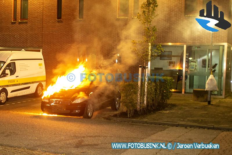 Auto voor politiebureau in Dordrecht in brand