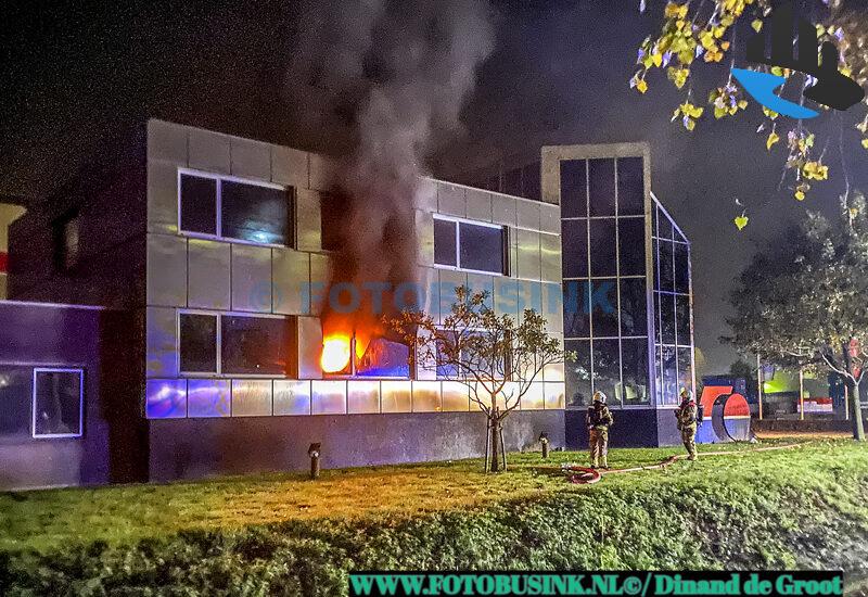 Brandweerman gewond bij uitslaande brand in Moerdijk