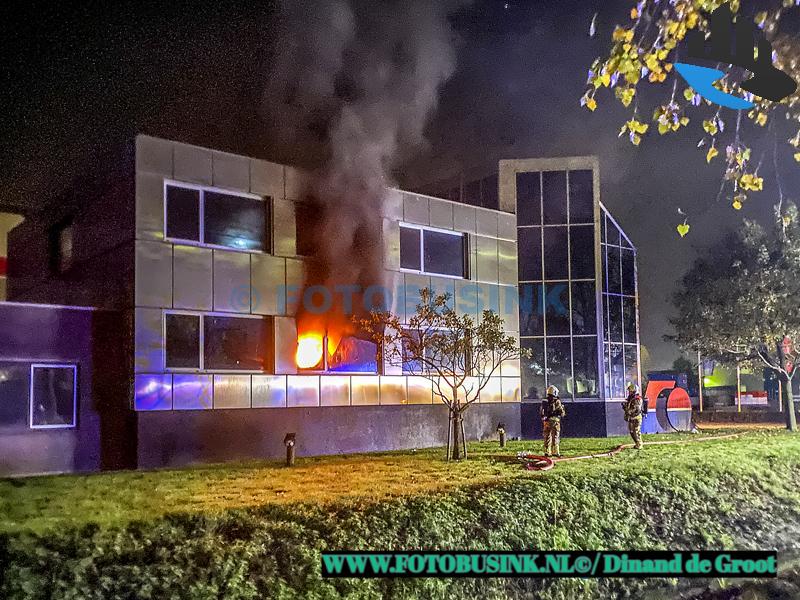 Brandweerman gewond bij uitslaande brand in Moerdijk