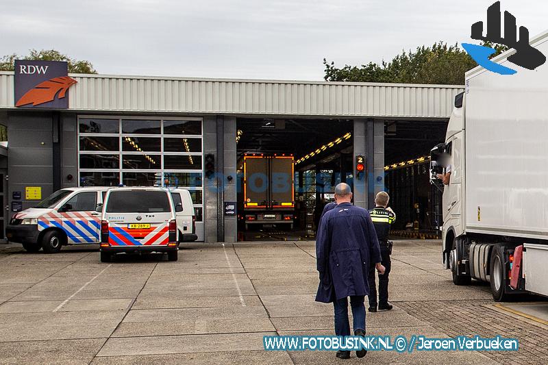 Vrachtwagens van de weg geplukt voor controle tachograaffraude bij RDW in Zwijndrecht