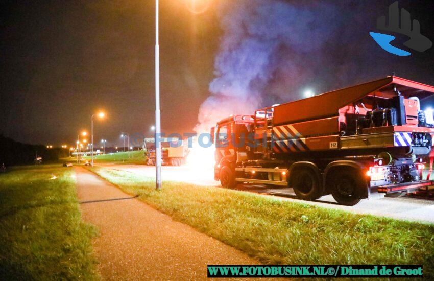 Vrachtwagen verwoest door brand aan de Crezeepolder in Hendrik-Ido-Ambacht