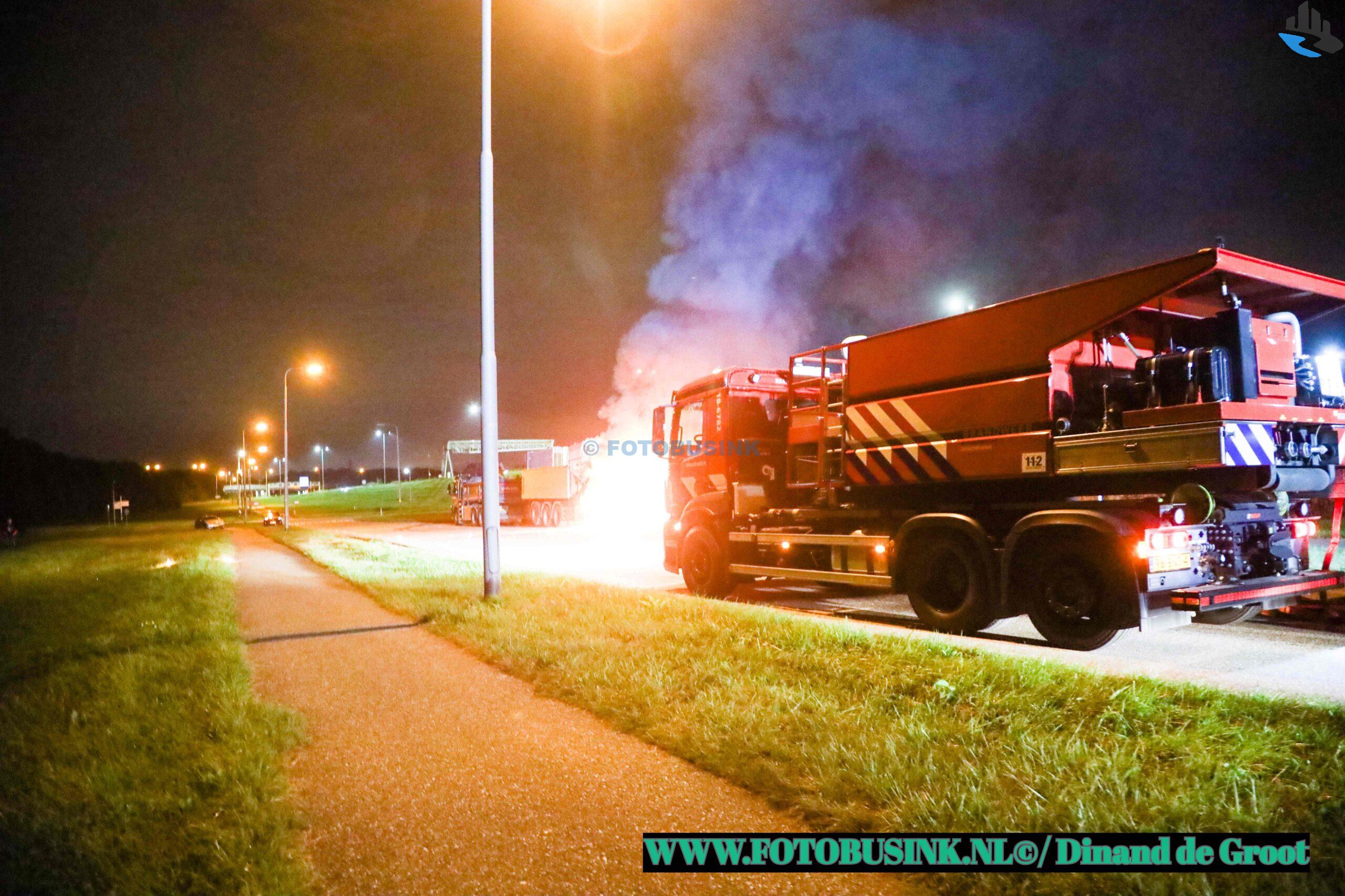 Vrachtwagen verwoest door brand aan de Crezeepolder in Hendrik-Ido-Ambacht
