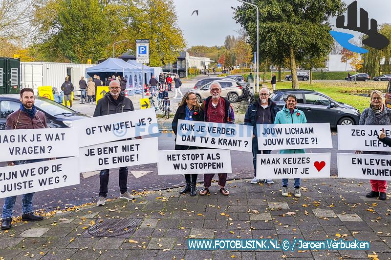 Anti-vaxxers voeren actie bij de priklocatie in het Dordtse Krispijn