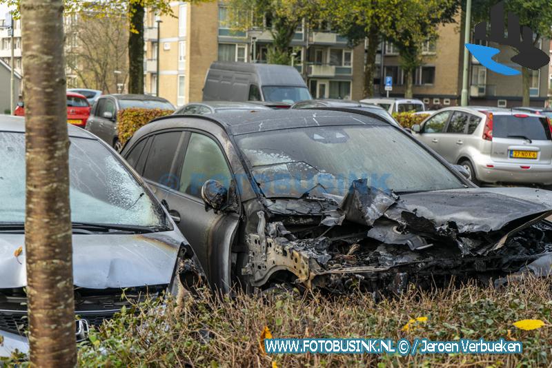 Twee auto's verwoest na explosie aan de Nagtegaalplaats in Dordrecht