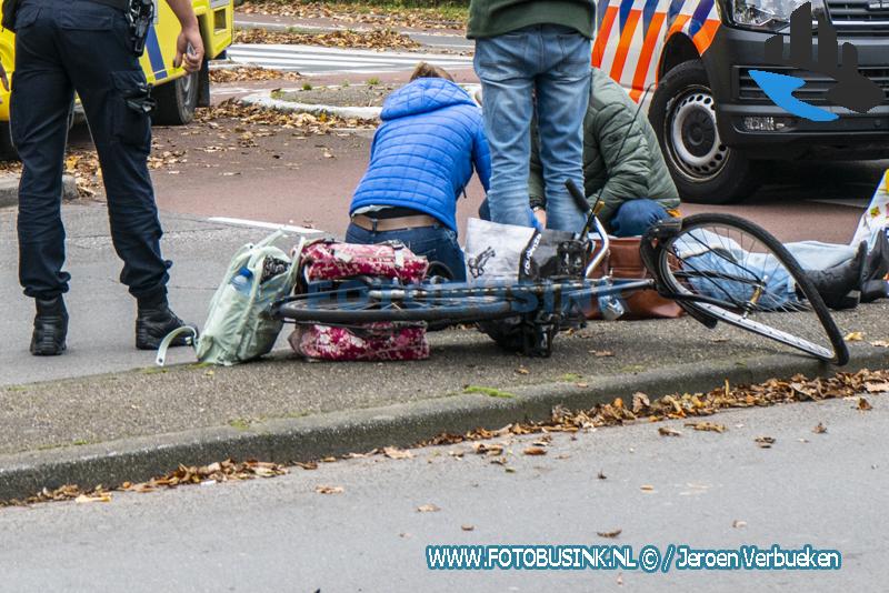 Auto schept fietsster en ramt vervolgens auto aan de Galileïlaan in Dordrecht
