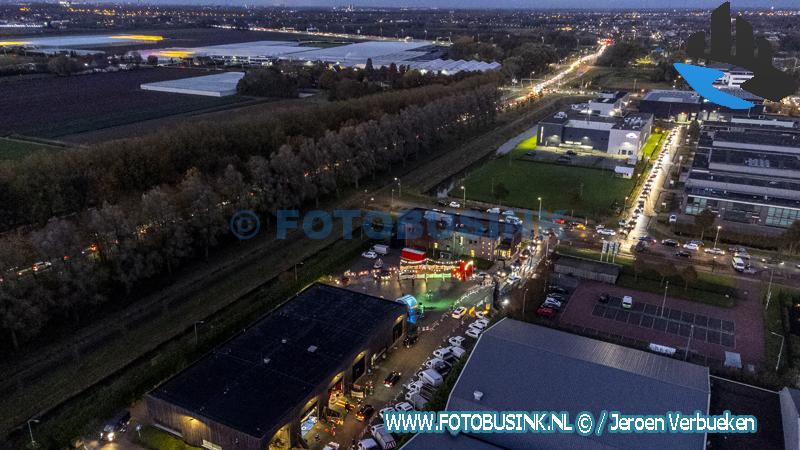 File voor Sinterklaas bij de drive-through op bedrijventerrein Bakestein in Zwijndrecht