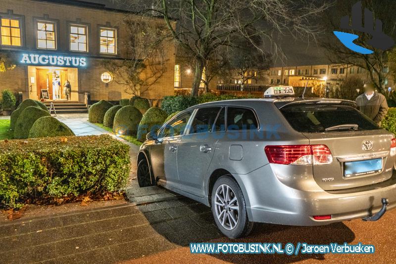 Taxichauffeur uit Rotterdam brengt zijn klanten via de trap bij Villa Augustus