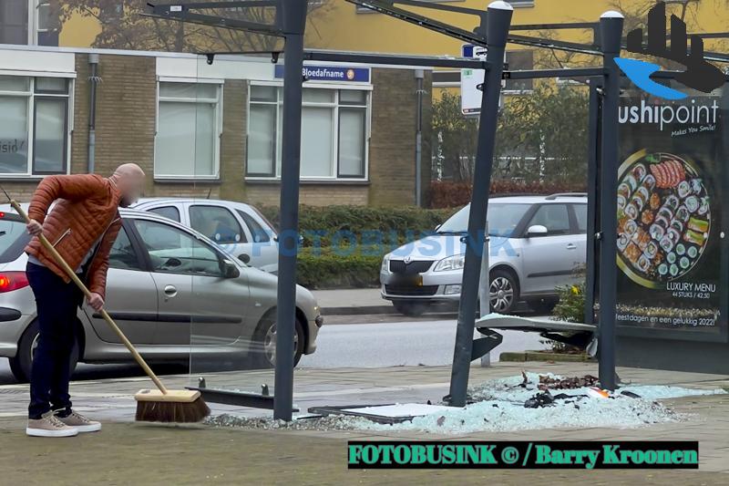 Auto rijdt tegen bushokje op de Groen van Prinstererweg in Dordrecht