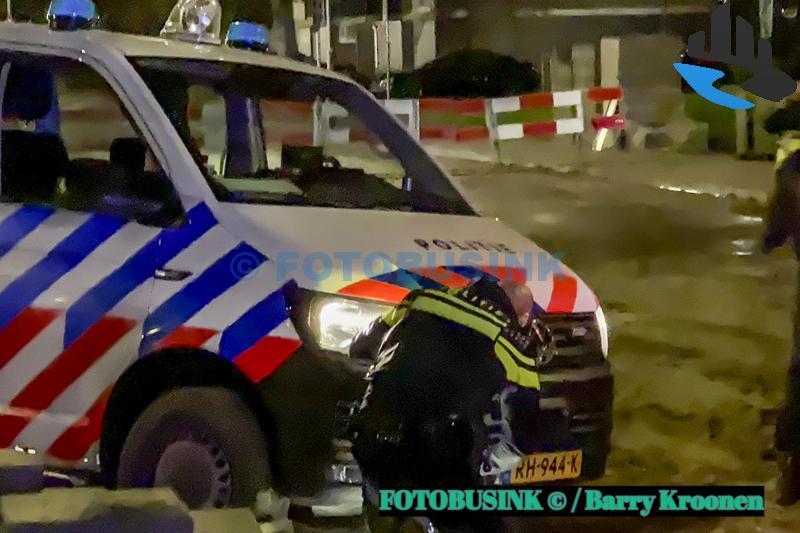 Politiebusje in Dordrecht vast in het zand na spoedmelding