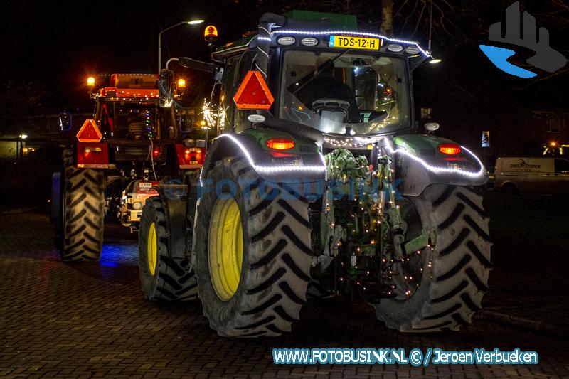 Lichtjestocht met tractoren langs de ouderen in Dordrecht