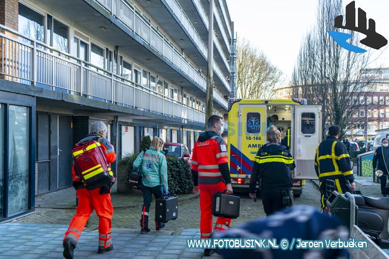 Bewoner aan het Banckertplein in Hendrik-Ido-Ambacht na keukenbrand met spoed het ziekenhuis