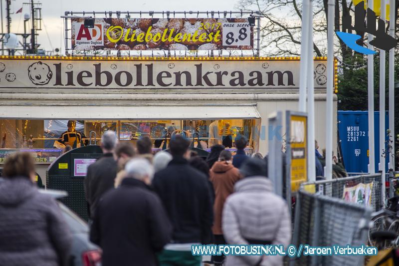 Flinke rijen met mensen voor de oliebollenkraam