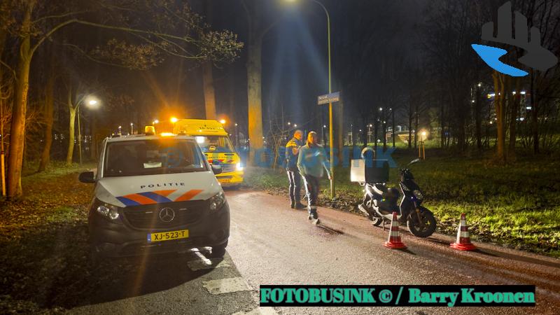 Bezorger op scooter onderuit op fietspad langs N3 in Dordrecht