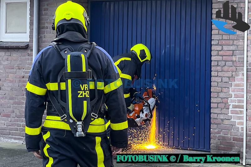Brandweer slijpt garagebox aan de Abraham Kuyperweg open
