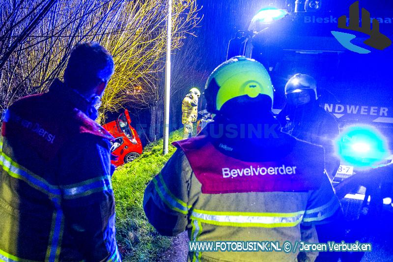 Auto klapt op boom en raakt te water aan de Heulenslag in Bleskensgraaf