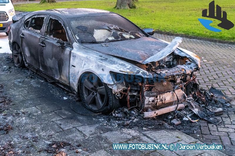 Auto verwoest door brand aan het Van Limburg Stirumplantsoen in Dordrecht