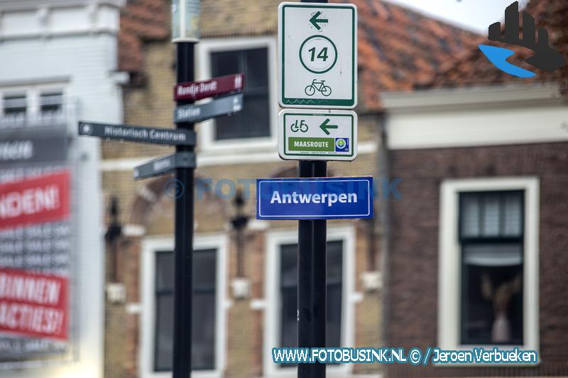 Dordtse ondernemers veranderen staatnaambordjes in de binnenstad in Antwerpen