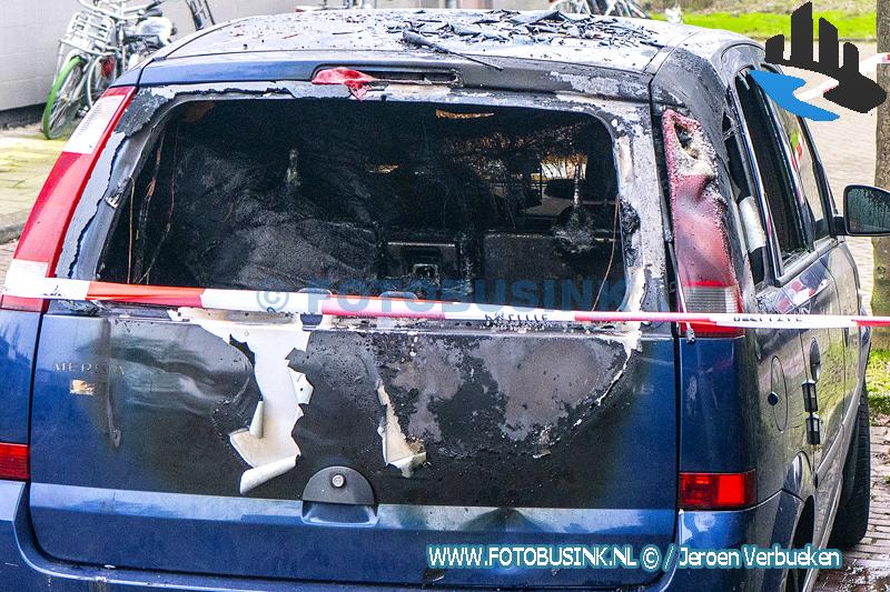 Auto verwoest door brand aan de Ruys de Beerenbrouckweg in Dordrecht