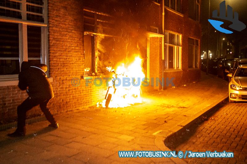 3 personen naar ziekenhuis , pyromaan sticht brand op drie locaties bij woningen