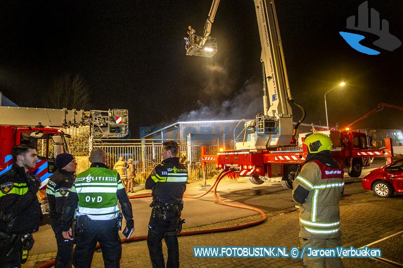 Auto vat vlam in bedrijfspand aan de Daltonstraat in Dordrecht